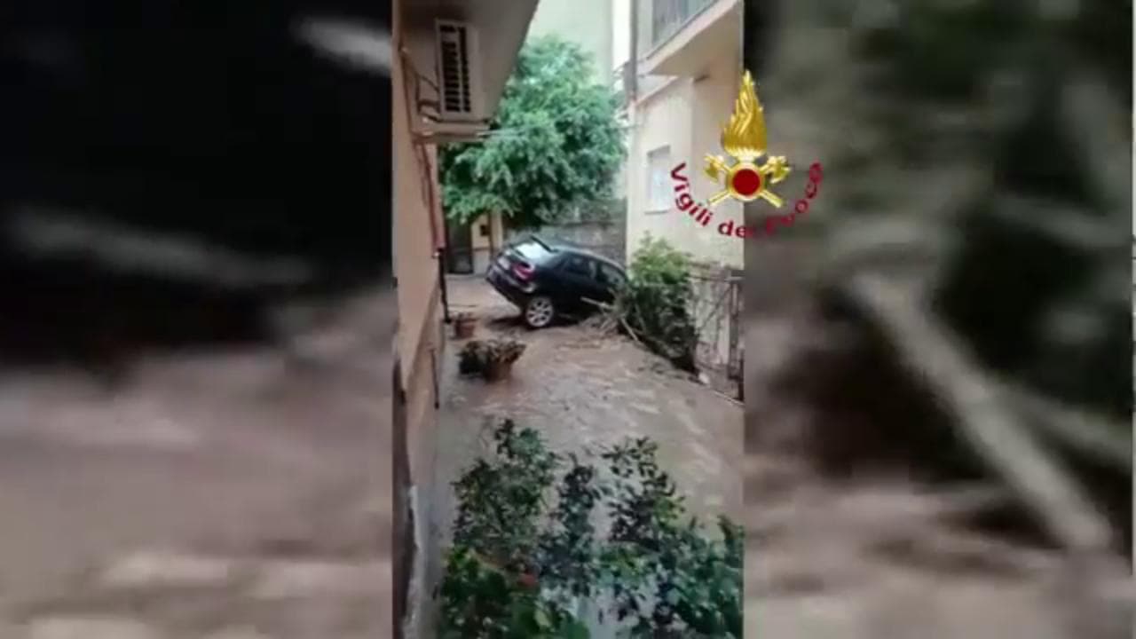 Catanzaro, le auto sprofondano nel terreno per l’alluvione