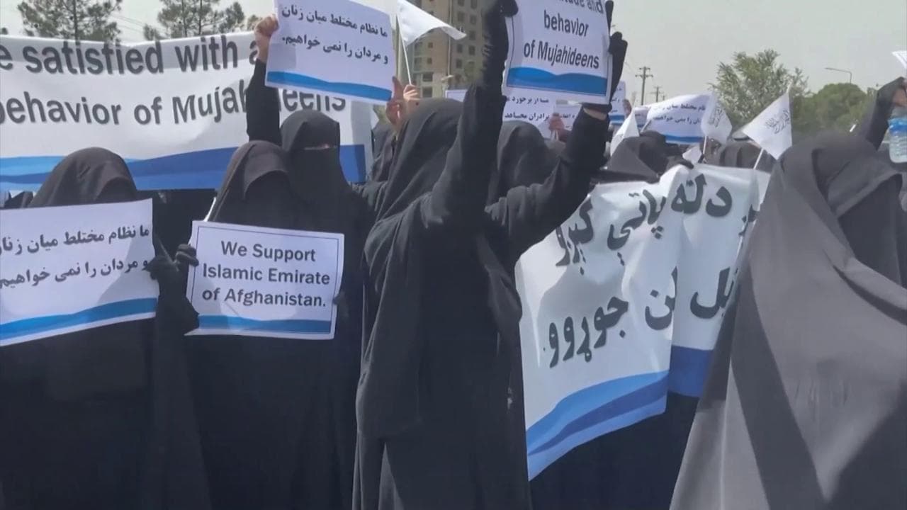 Afghanistan, donne pro-talebani in piazza sfilano tra gli islamisti armati: ''Rispettiamo la segregazione di genere''