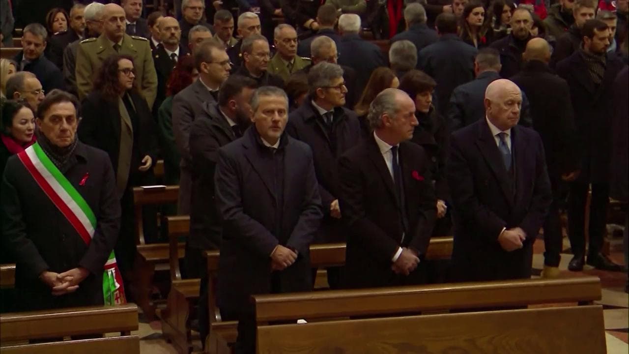 Funerale Giulia Cecchettin: l'ingresso della bara nella Basilica gremita