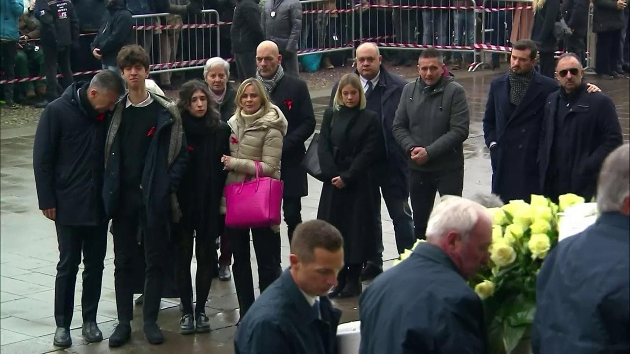 Funerali Giulia Cecchettin, l'arrivo del feretro coperto di rose bianche insieme alla famiglia