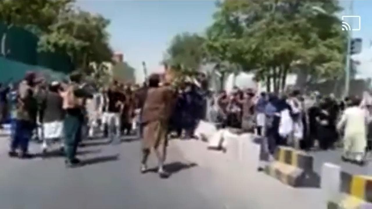 Afghanistan, i talebani sparano in aria a Kabul per disperdere la manifestazione delle donne