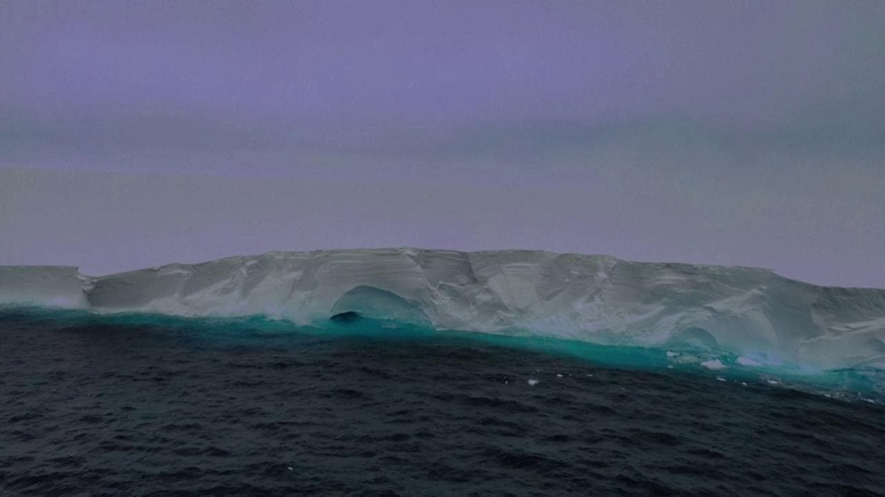 Antartide,  si è staccato il più grande iceberg del mondo e ora va alla deriva