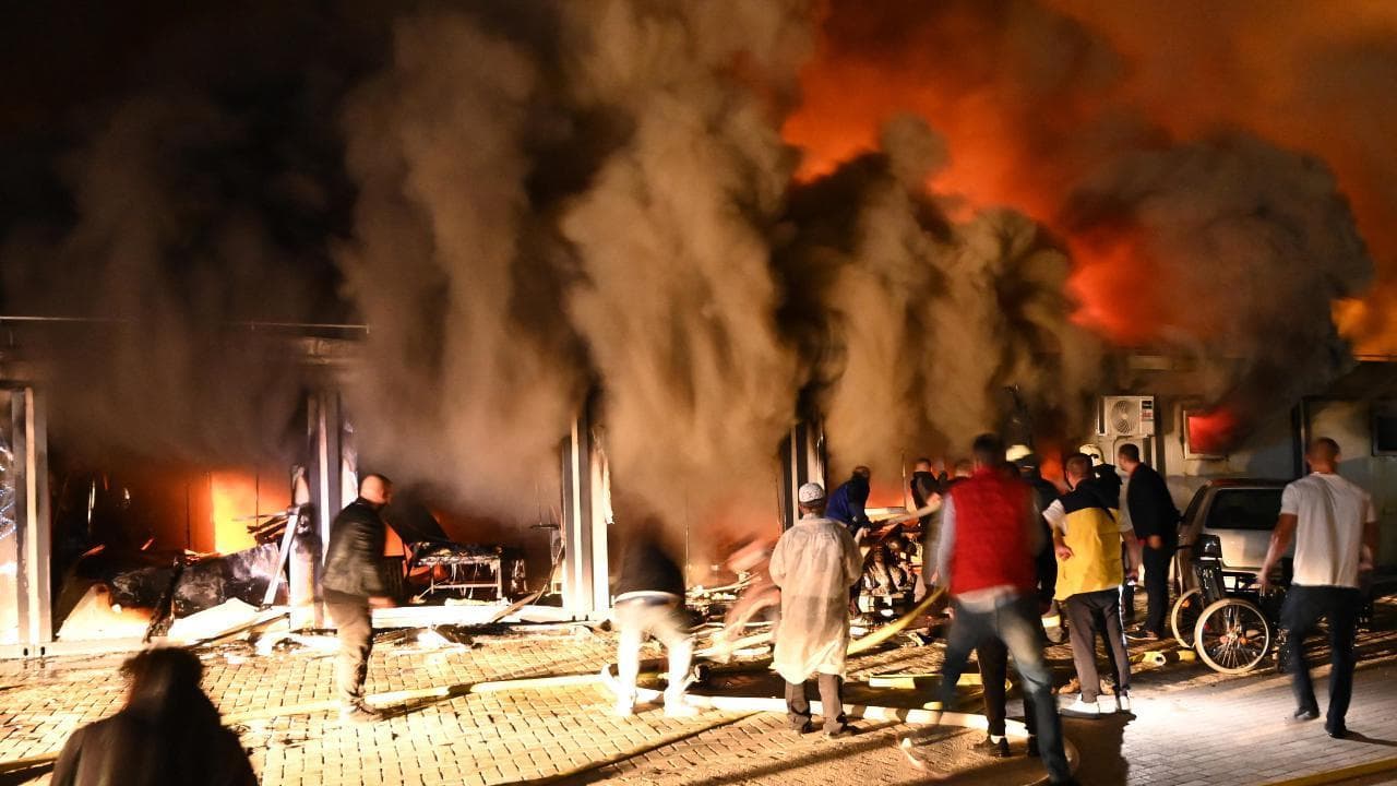 Macedonia del Nord, violento incendio in un ospedale Covid: le fiamme nella notte