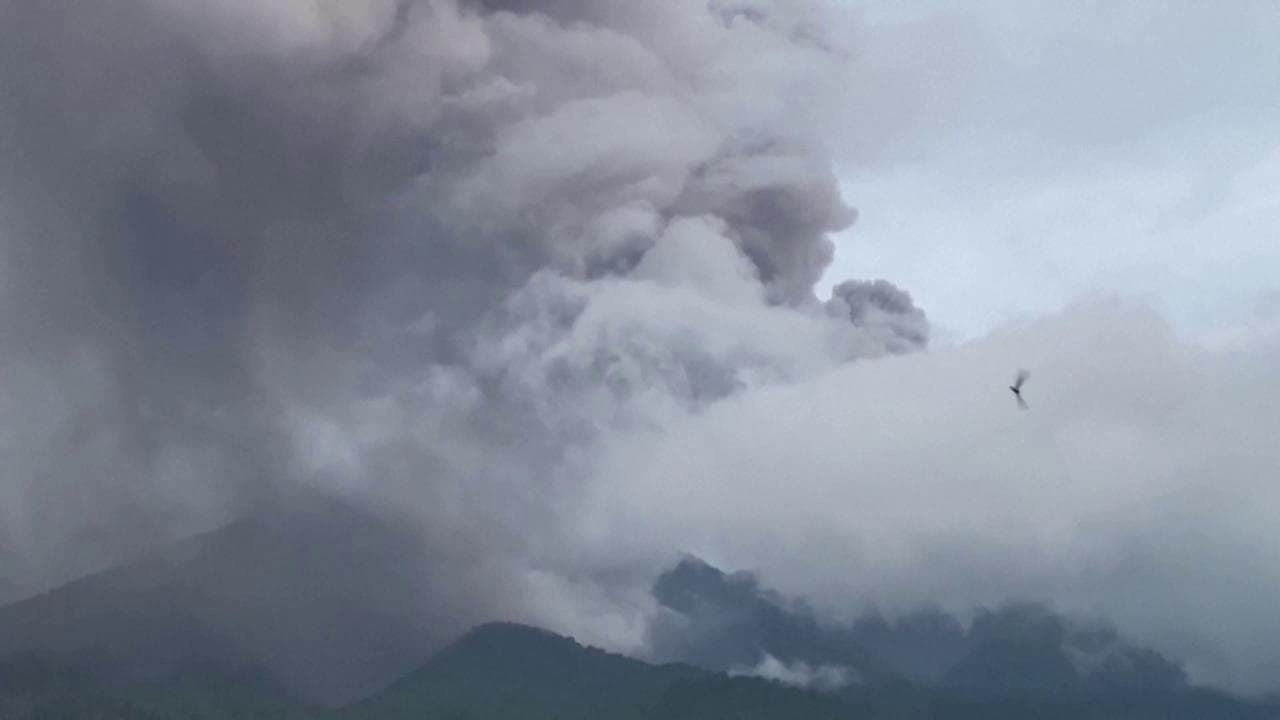 Indonesia, erutta il vulcano Marapi in e coglie di sorpresa 11 scalatori uccidendoli: si cercano dispersi