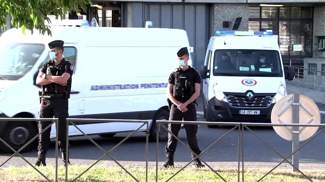 Attentato al Bataclan, al via il maxi-processo: l’arrivo in tribunale del terrorista Salah Abdeslam