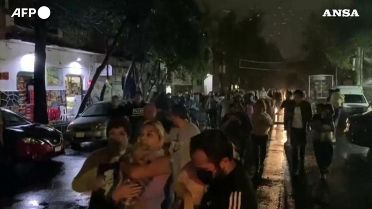 Messico, terremoto di magnitudo 7: la gente si riversa nelle strade