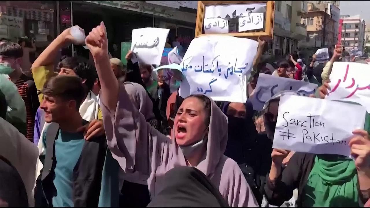 Afghanistan, raffiche di mitra per disperdere la protesta a Kabul, la manifestante: "I talebani sparano"