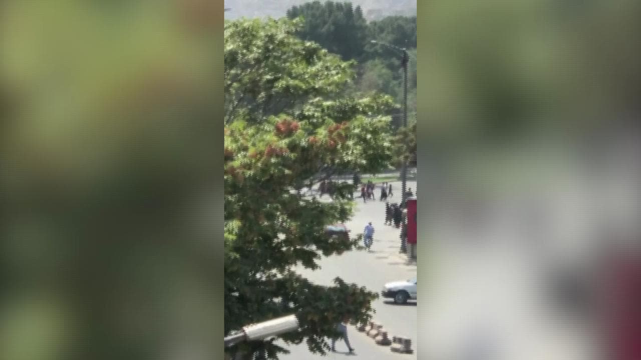 Afghanistan, talebani sparano in aria per disperdere manifestazione a Kabul: la fuga dei partecipanti