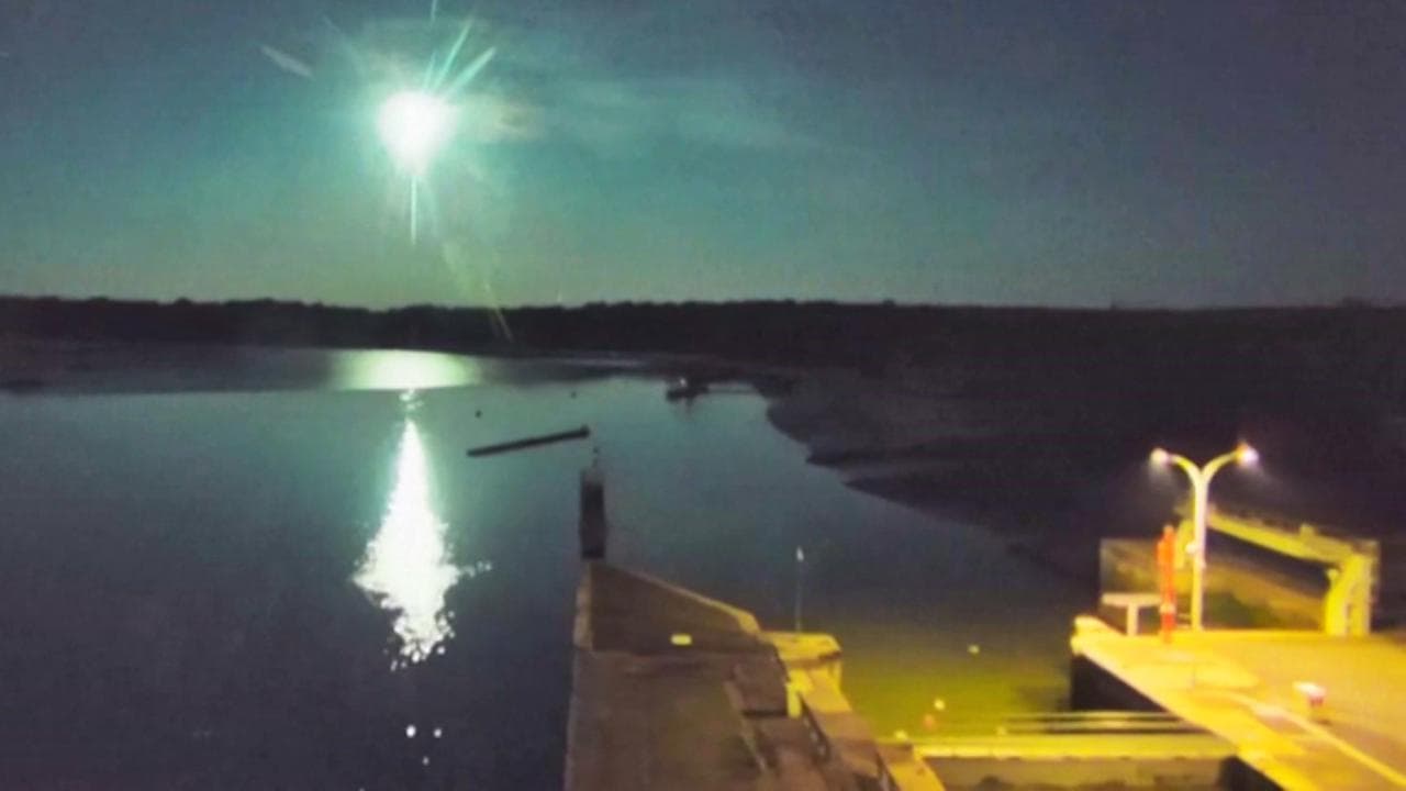 Francia, il cielo si illumina mentre passa la meteora: le spettacolari immagini da una webcam