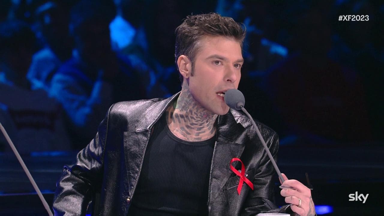 Fedez contro Morgan: "Io non ho mai dovuto leccare piedi a Meloni o Sgarbi", l'ex giudice replica