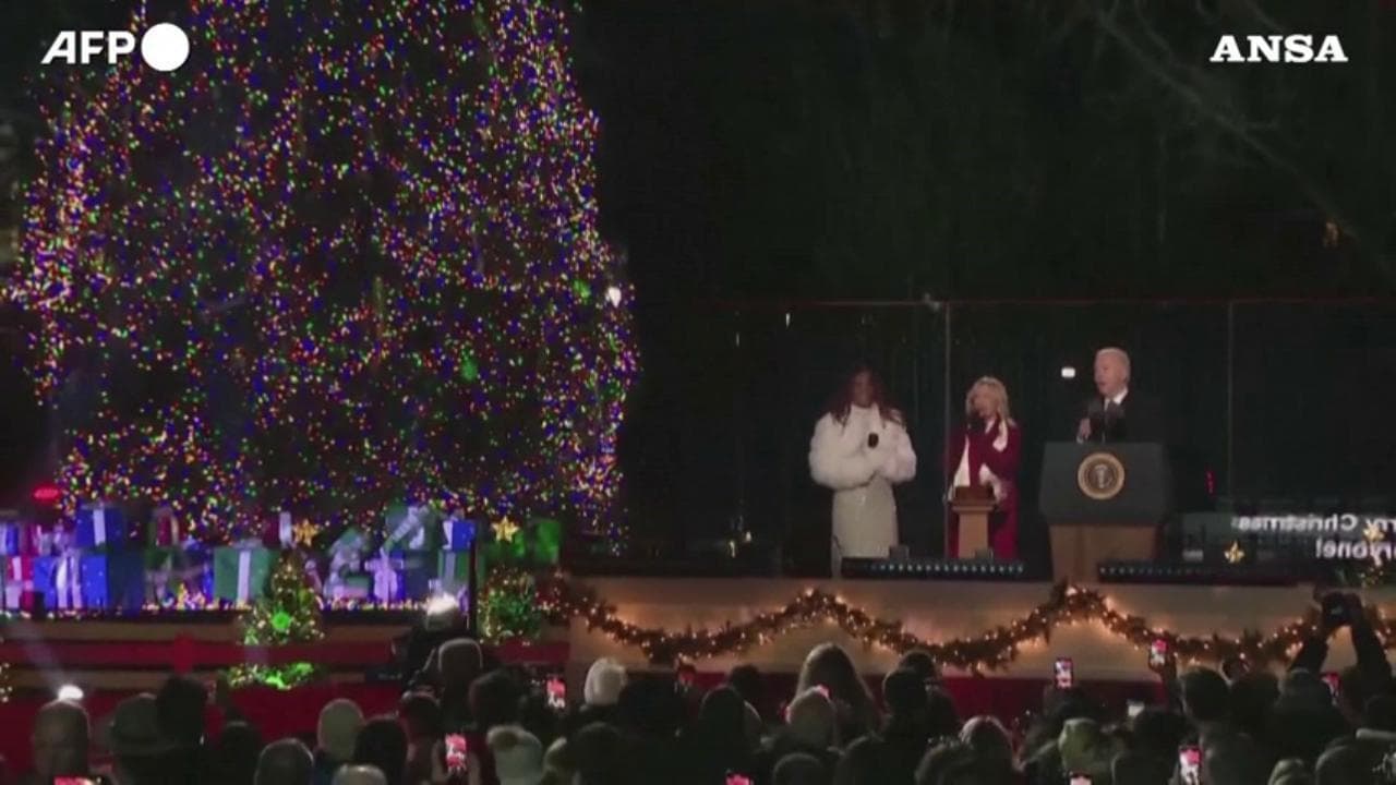 I Biden accendono l'albero di Natale alla Casa Bianca