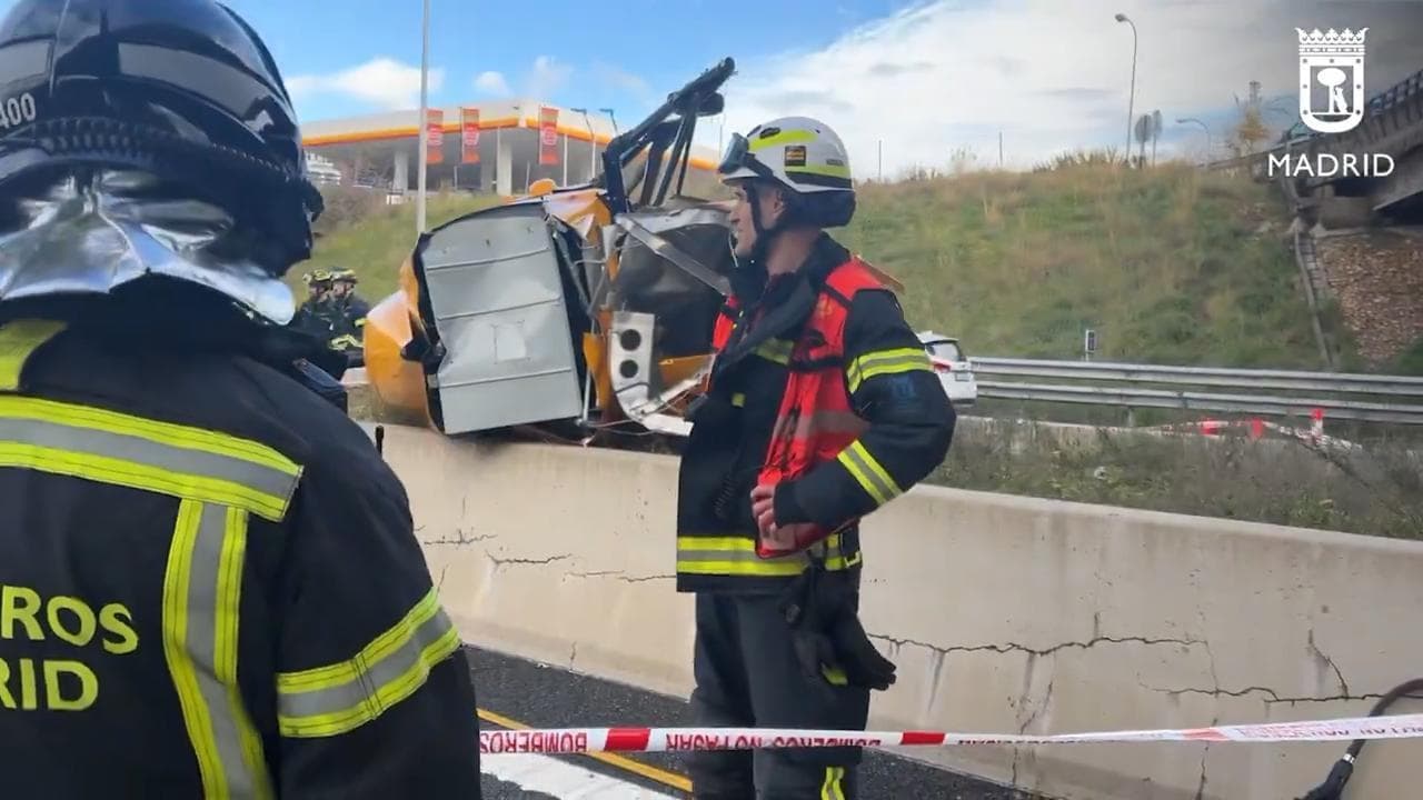 Madrid, elicottero si schianta e colpisce una macchina in autostrada: tutti feriti lievemente