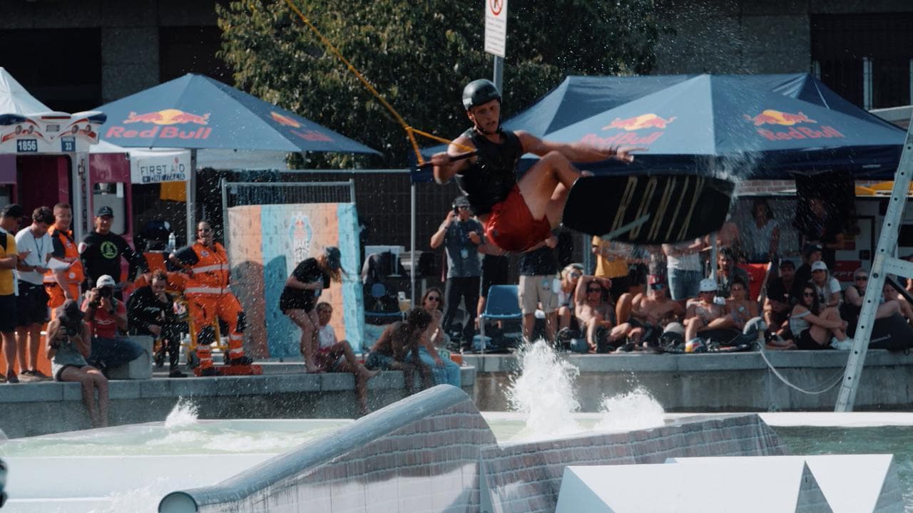 Red Bull Wake the City, lo spettacolo del wakeboard a Milano