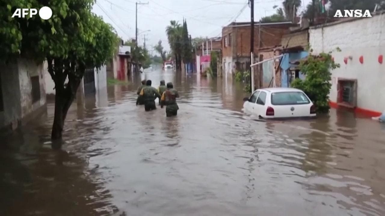 Messico, le forti piogge inondano la città: case allagate e macchine sommerse