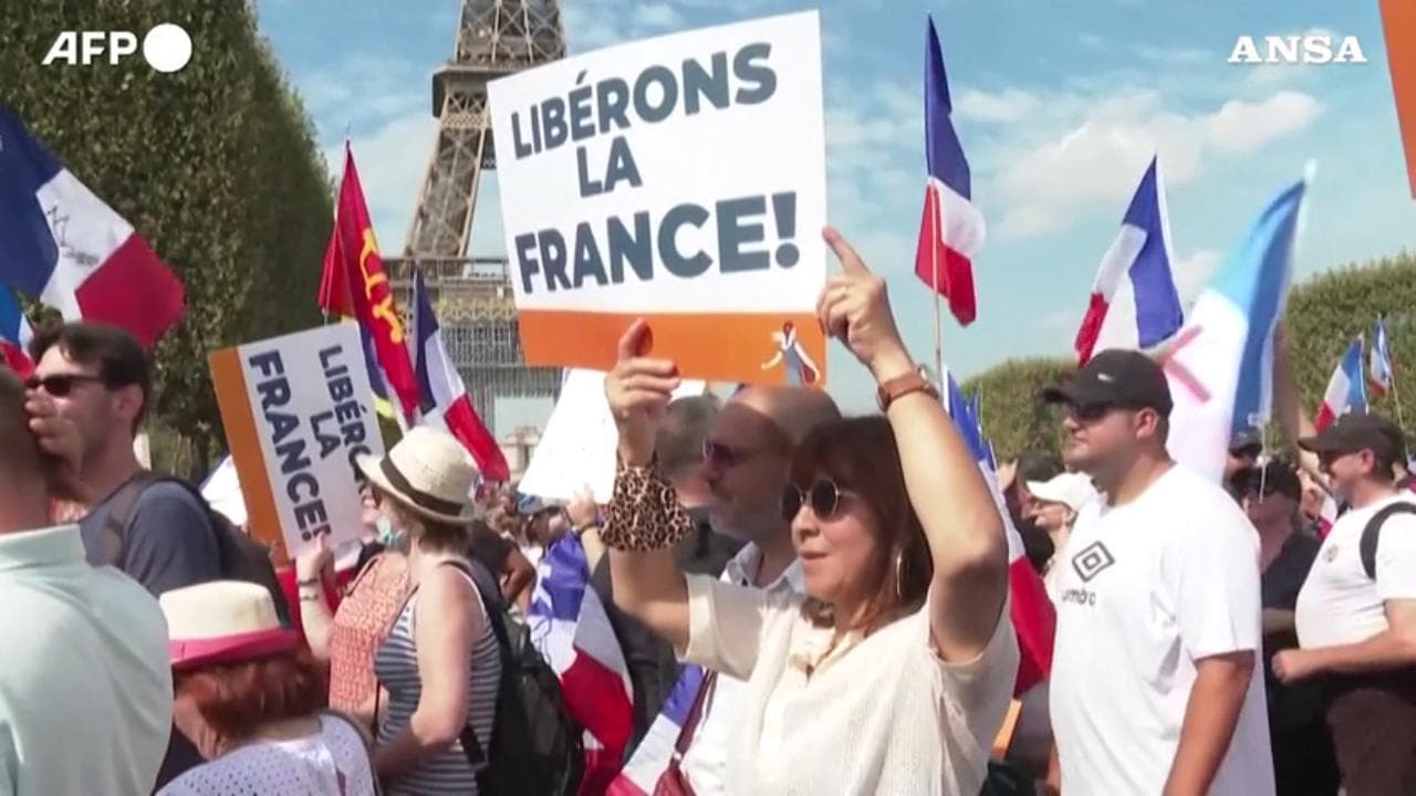No Green pass in corteo a Parigi, in migliaia sotto la Torre Eiffel