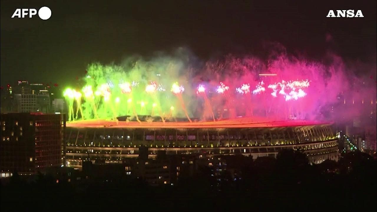 Tokyo saluta le Paralimpiadi, fuochi d'artificio per la fine dei Giochi