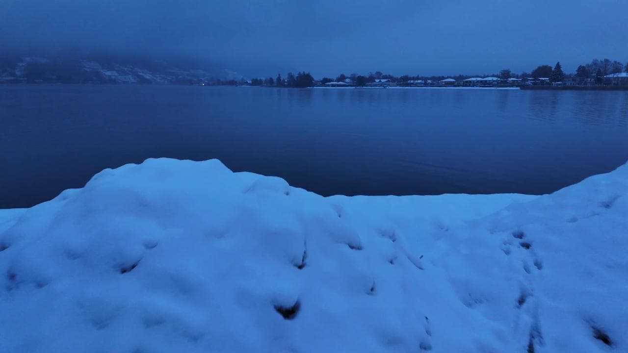 Neve sul lago di Caldonazzo, le immagini dal drone: un paesaggio da cartolina