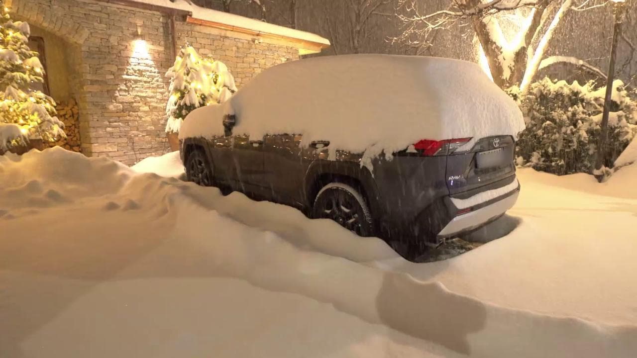 Forti nevicate a Courmayeur: spazzaneve in azione per le strade della città