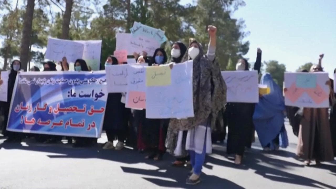 Afghanistan, i talebani si preparano a formare il governo: la protesta delle donne