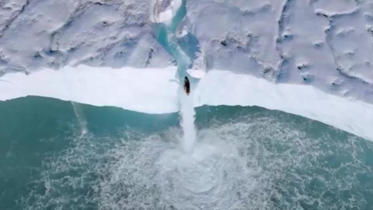 Cosa si prova a lanciarsi con il kayak da una cascata di ghiaccio alta sei piani: l'impresa nell'Artico