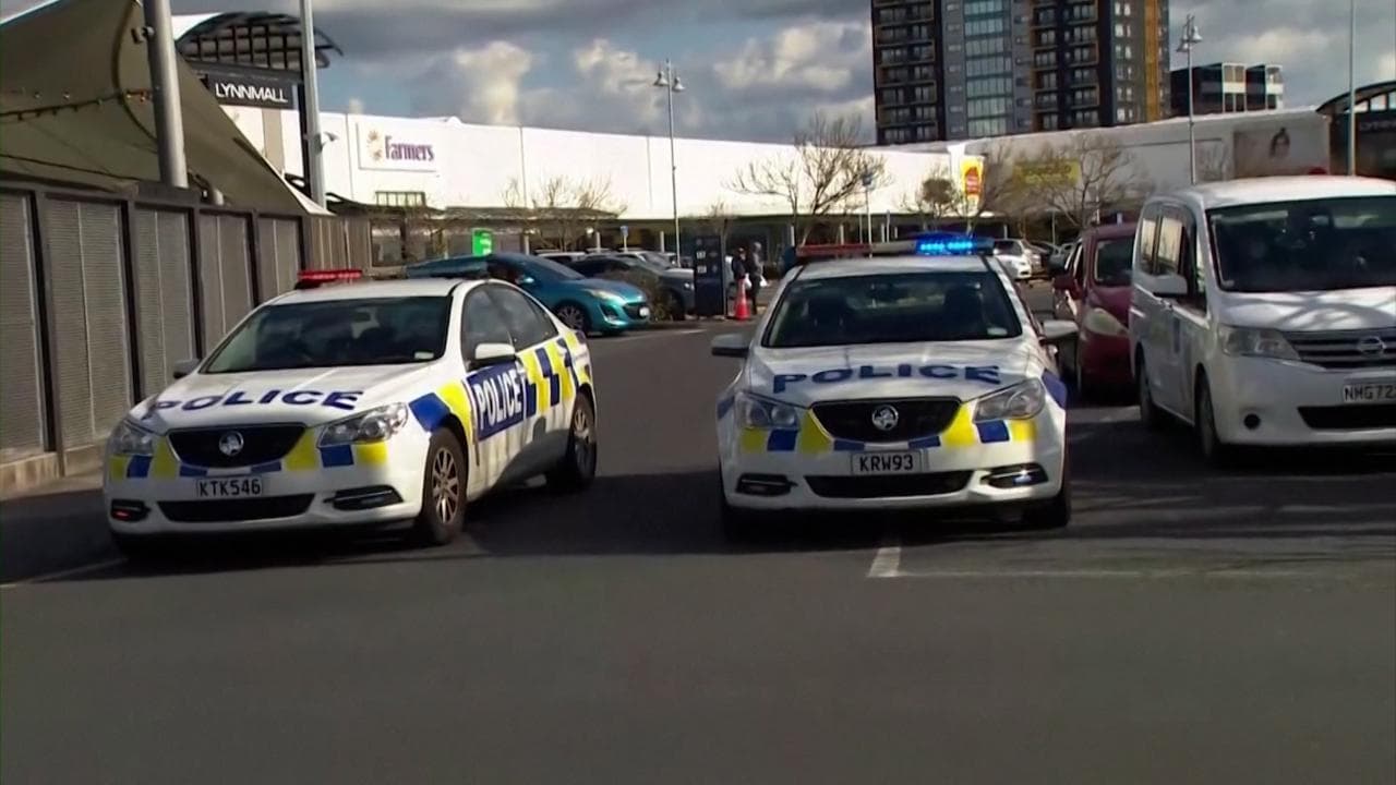 Nuova Zelanda, uomo accoltella sei persone: le auto della polizia circondano il supermercato