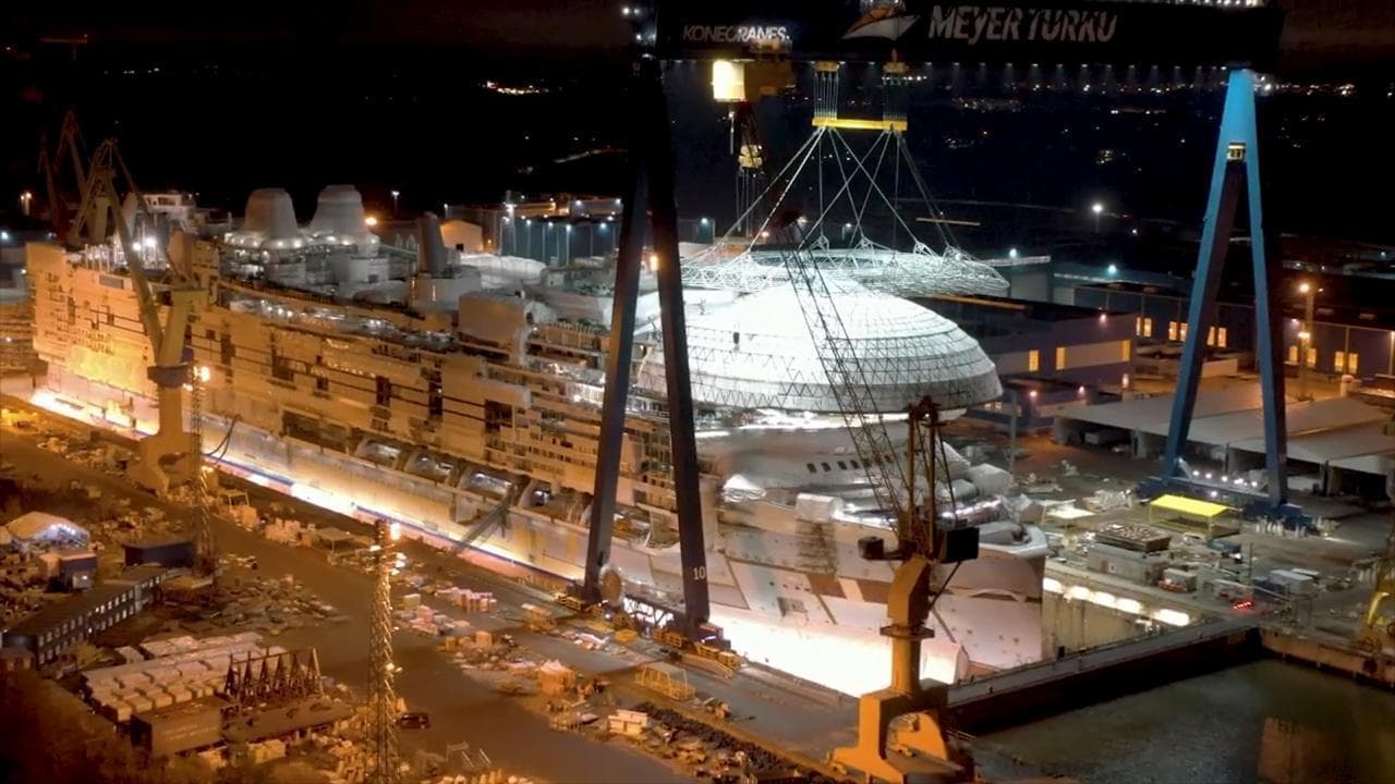 La costruzione della nave da crociera più grande del mondo in 90 secondi: supera 5 volte il Titanic