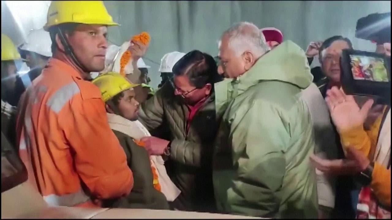 India, salvati i 41 lavoratori intrappolati nel tunnel sotto l'Himalaya: l'accoglienza del primo dei sopravvissuti