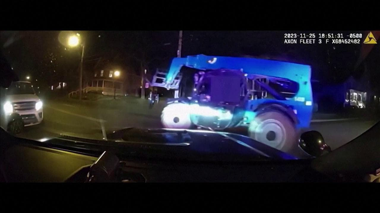 L'insolita fuga tra le strade della città: polizia insegue un carrello elevatore rubato
