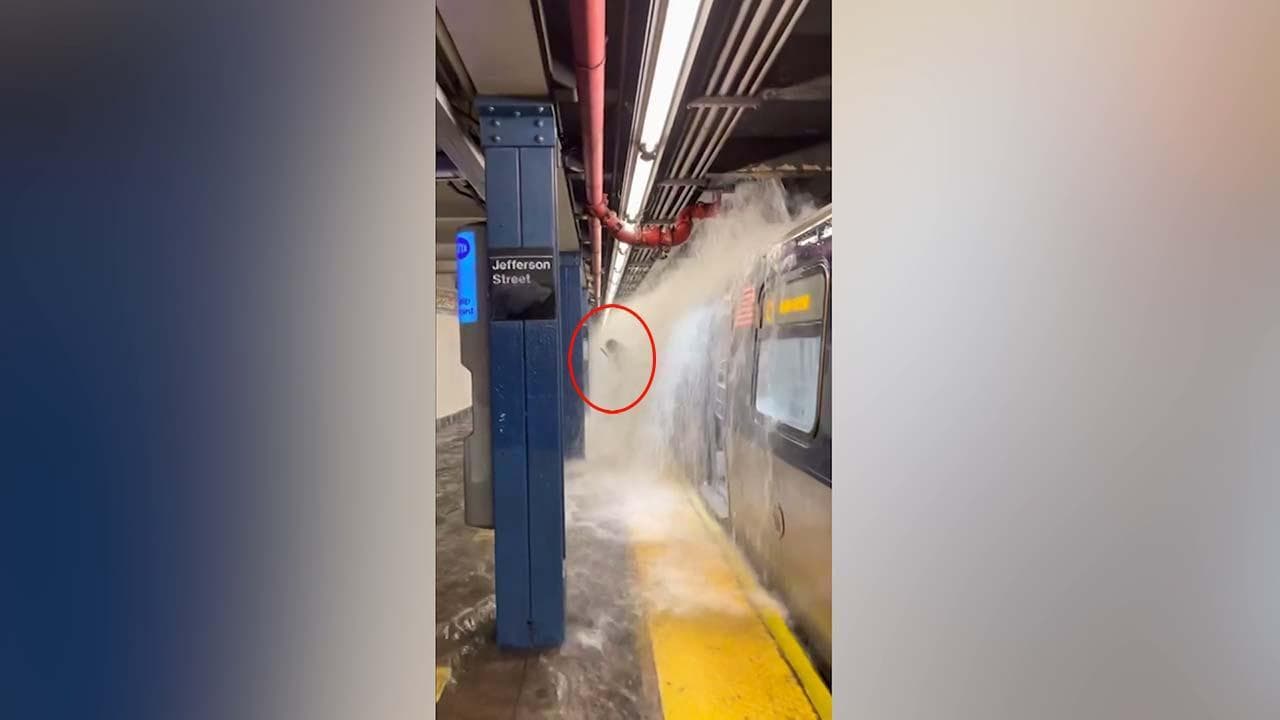 Ny, l'uragano Ida non ferma il metrò: il macchinista apre le porte in stazione nonostante la cascata