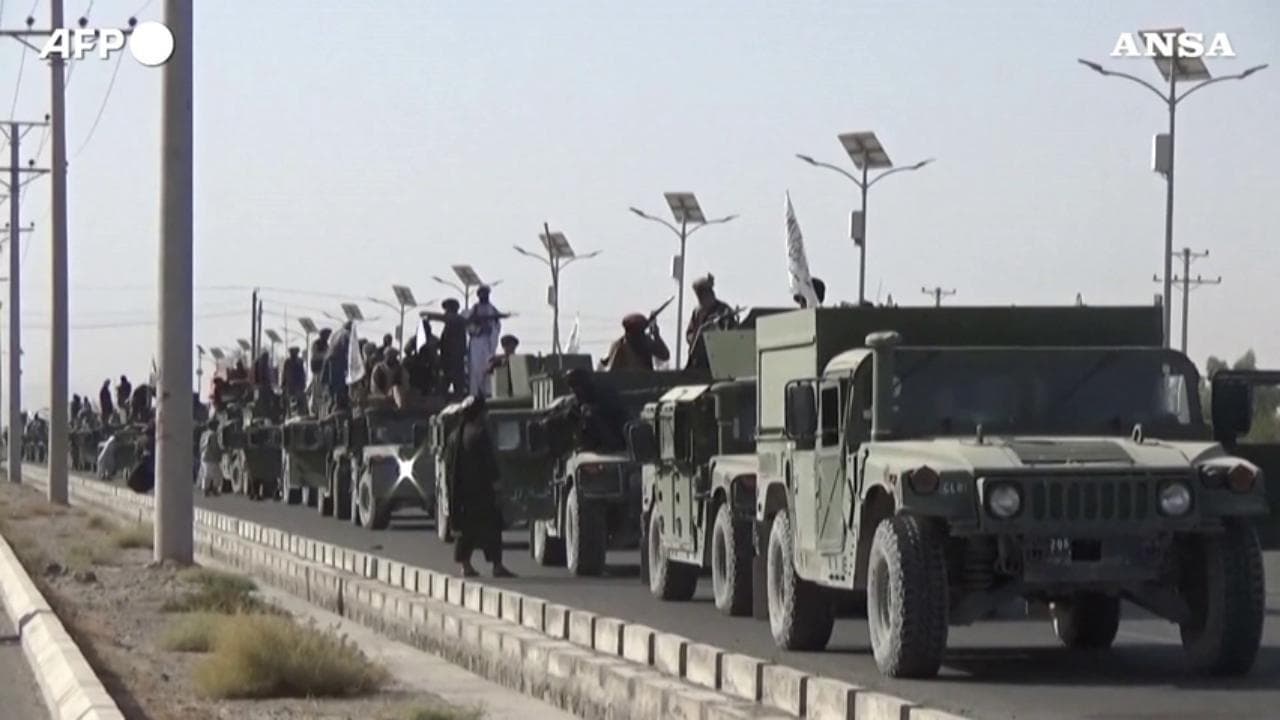 Afghanistan, dalle armi ai mezzi pesanti: i talebani in festa mostrano i bottini di guerra