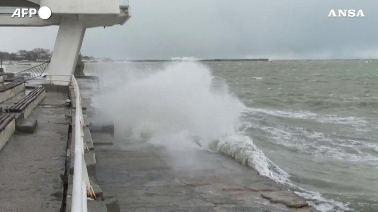 Violenta ondata di maltempo in Crimea: i danni della tempesta invernale a Sebastopoli