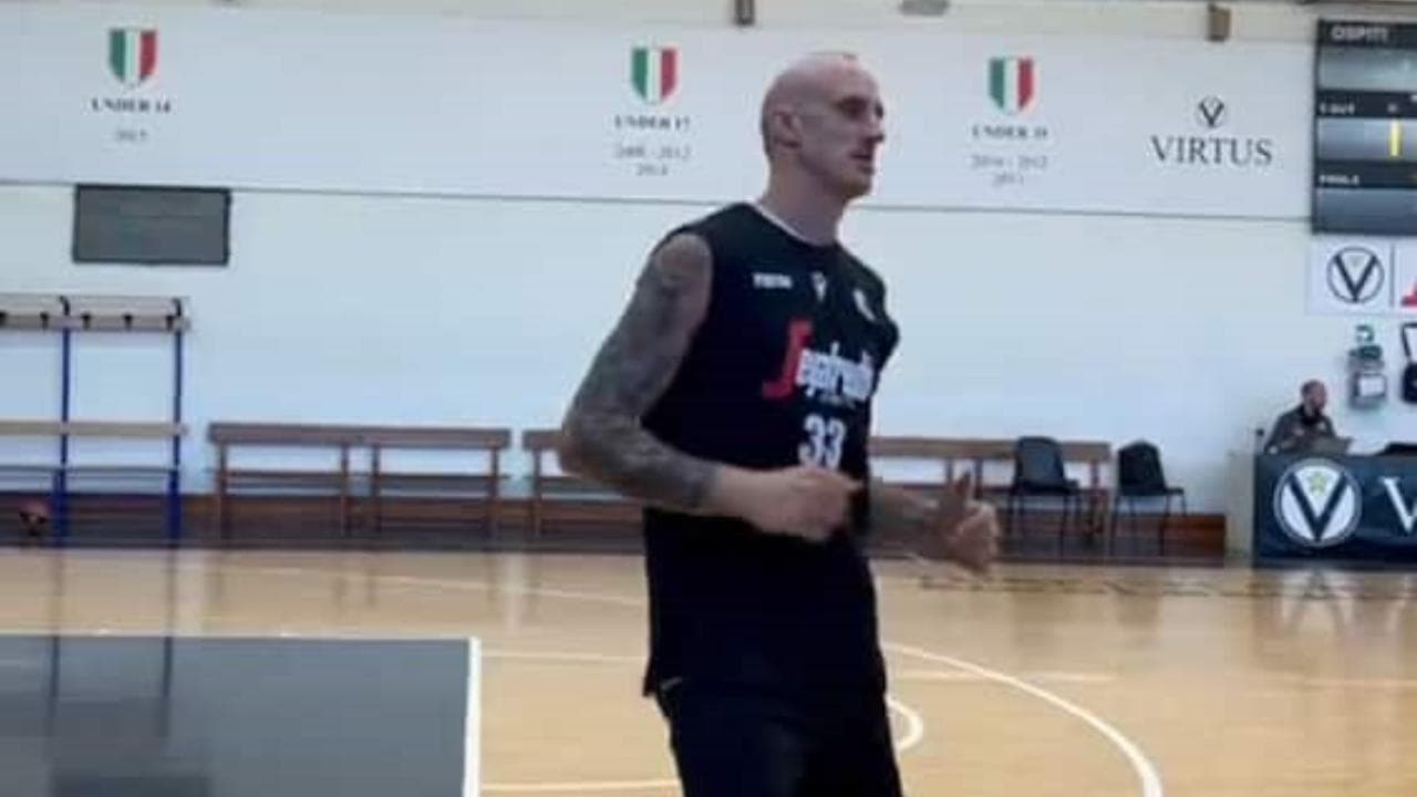 Achille Polonara torna ad allenarsi con la Virtus Bologna dopo l'intervento per rimuovere un tumore