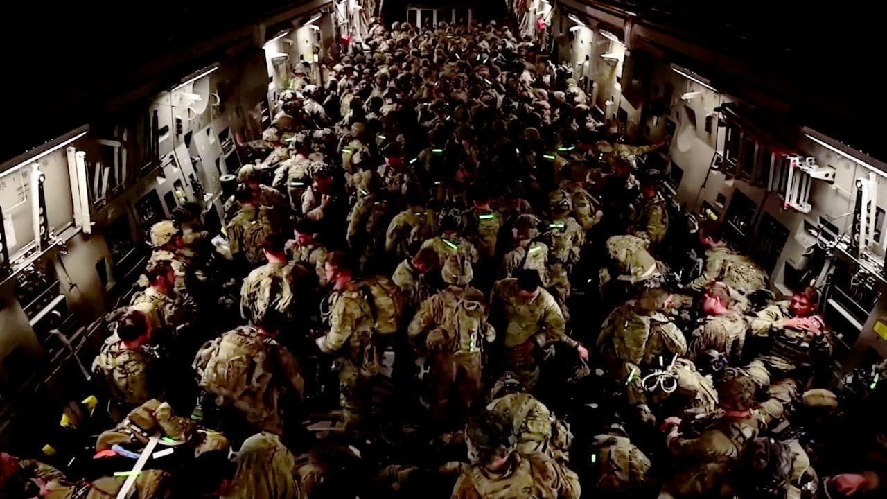 Afghanistan, le ultime truppe Usa lasciano Kabul nel buio della notte: il viaggio in aereo