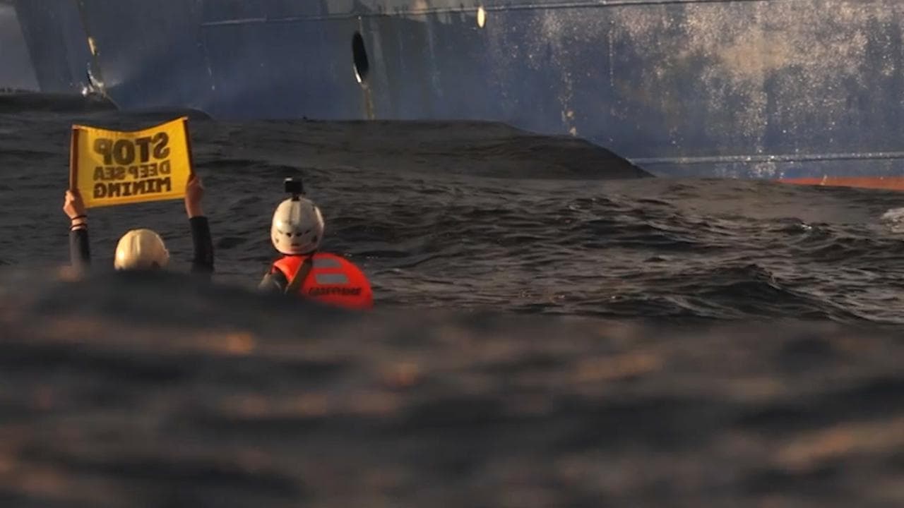 Azienda mineraria porta Greenpeace in tribunale per una protesta pacifica in mare: ha "bloccato" una nave