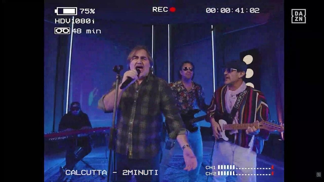 Calcutta, Ferrara, Toni e Pardo: l'improbabile superband canta e suona "Due minuti"