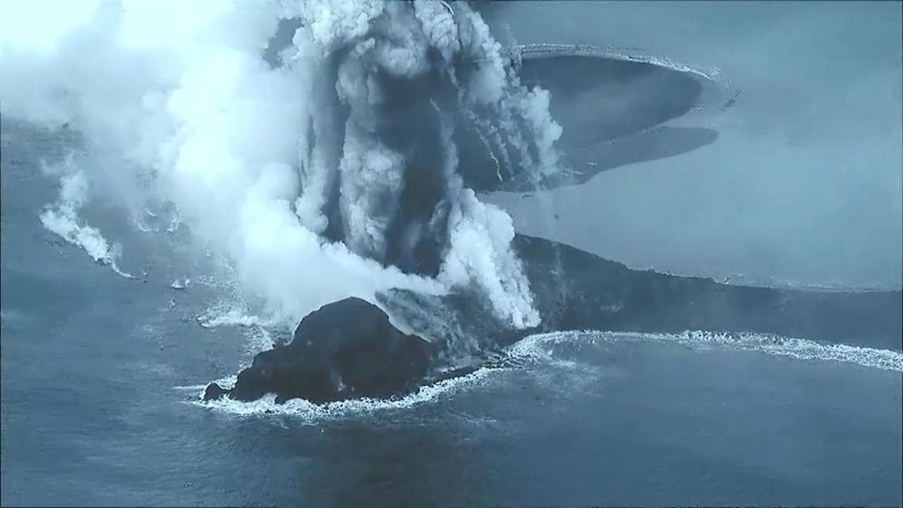 Eruzioni spettacolari continuano a far crescere la nuova isola nata da un vulcano sottomarino in Giappone