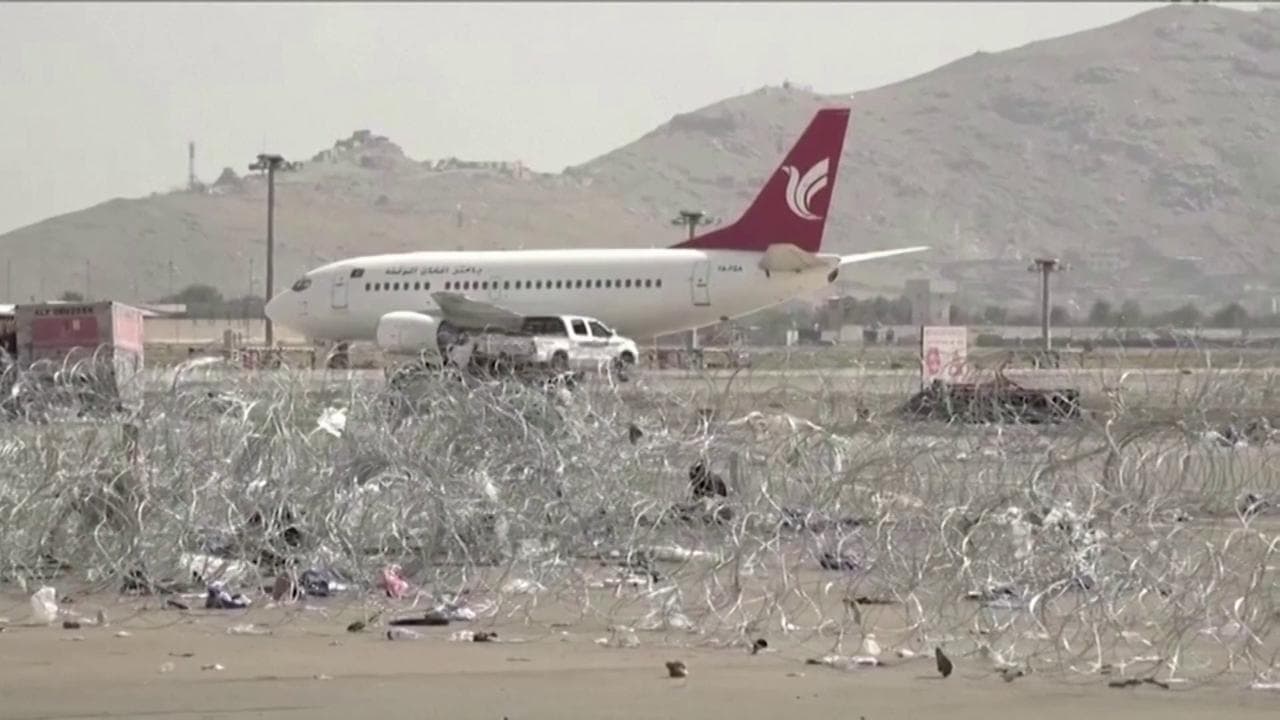 Kabul, i talebani prendono il controllo dell'aeroporto: "Strutture agibili, lo faremo funzionare"