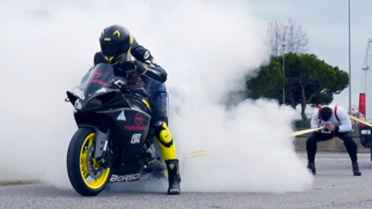 Sfida una moto da corsa a tutta velocità e riesce a trattenerla usando solo la sua forza: l'impresa record