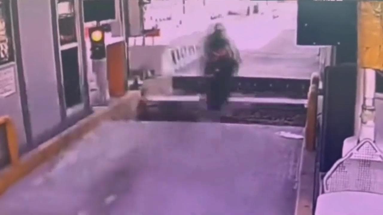 Messico, attraversano il casello senza pagare: due motociclisti scaraventati in aria