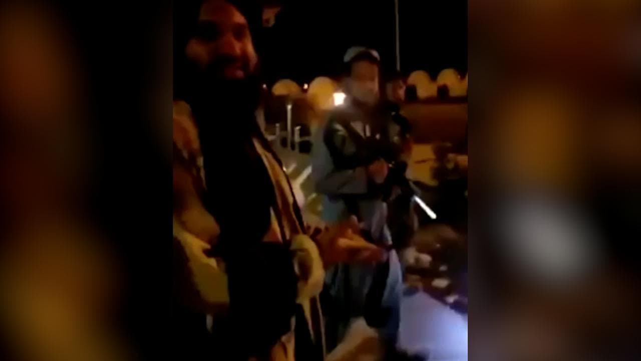 Afghanistan, la festa dei talebani all'aeroporto di Kabul: "Nessuna preoccupazione, va tutto bene"