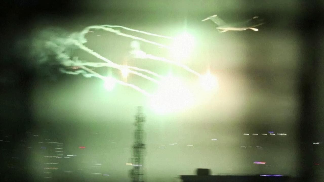 Afghanistan, partiti gli ultimi voli da Kabul: all'aeroporto si festeggia con spari e fuochi d'artificio