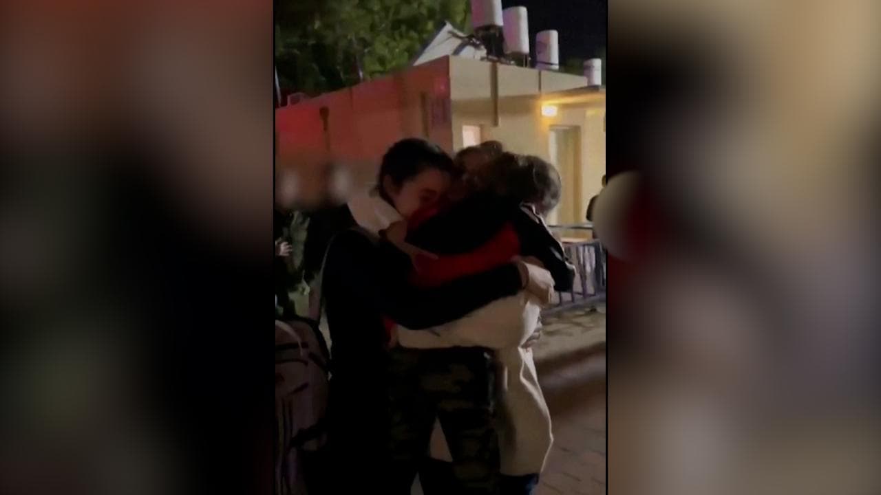 Israele, il tenero abbraccio tra la mamma e le figlie liberate da Hamas dopo 51 giorni di prigionia