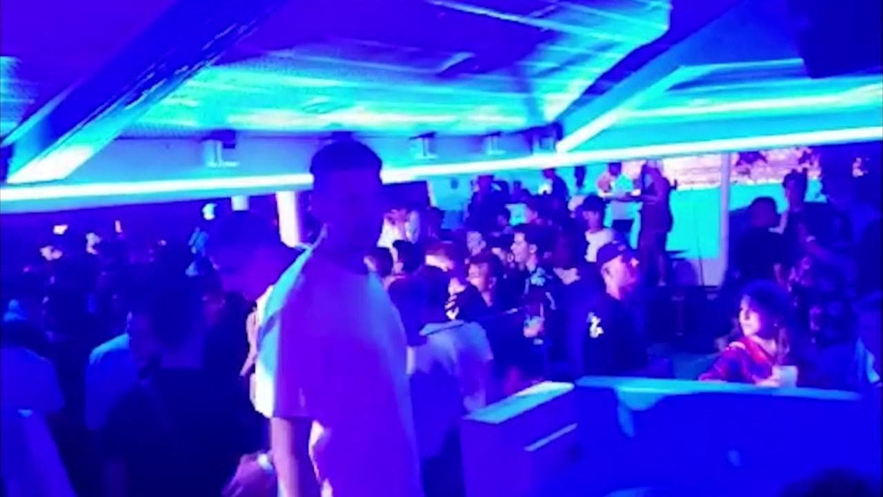 Notte in discoteca a Misano Adriatico: cori e danze trap senza mascherina, finché arriva la polizia
