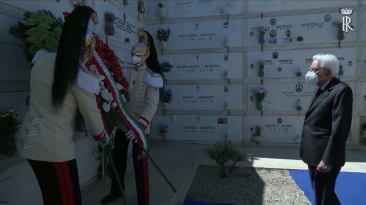 Ventotene, Mattarella depone una corona di fiori sulla tomba di Altiero Spinelli