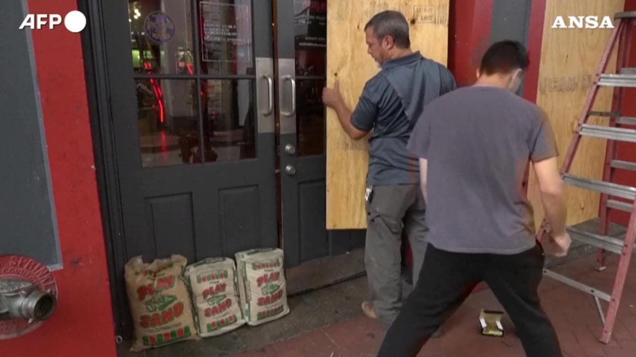Usa, a New Orleans barricate sulle vetrine dei negozi per l'arrivo dell'uragano Ida