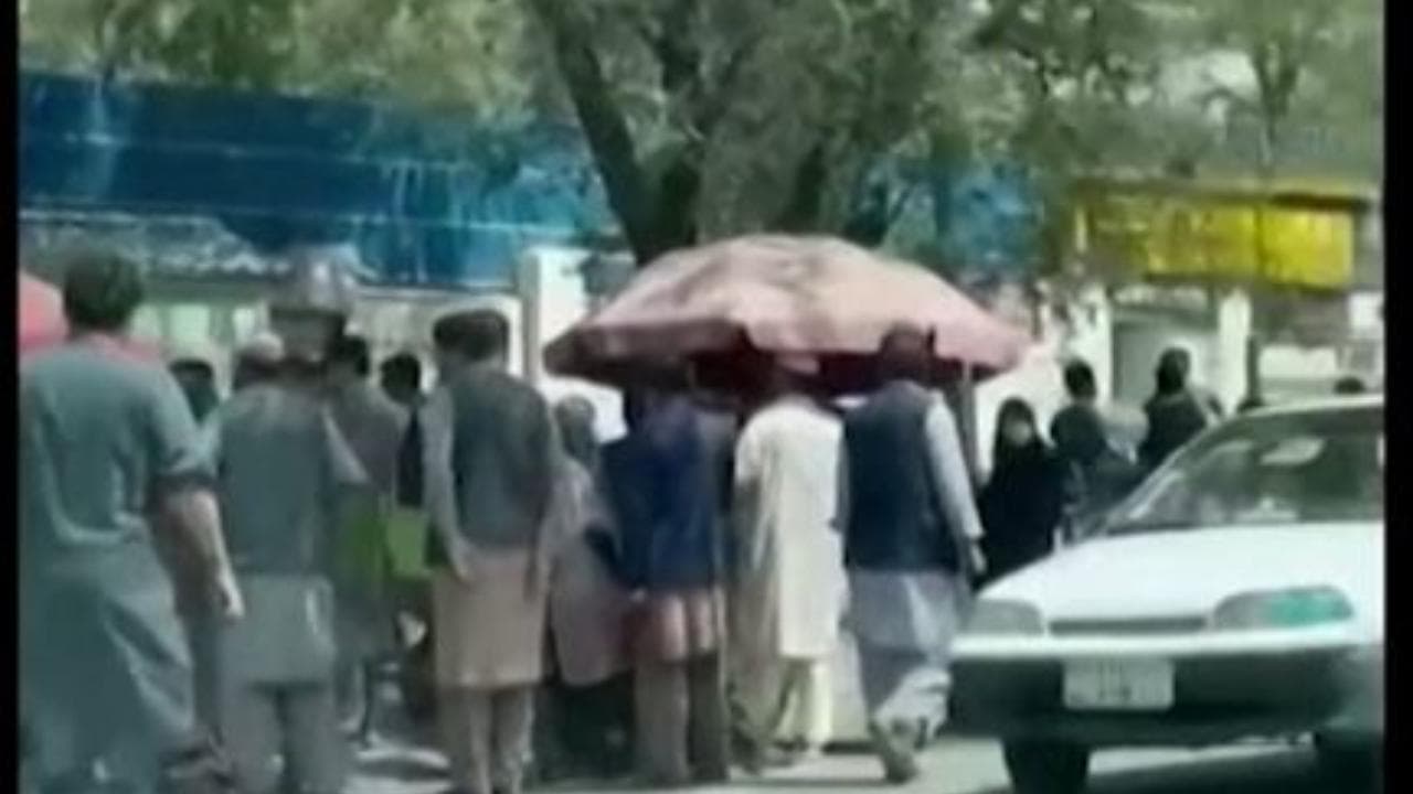 Kabul, lunghissime file di persone che cercano di ritirare soldi dalle casse automatiche
