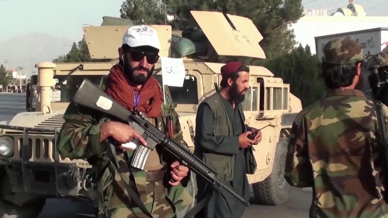 Afghanistan, posti di blocco talebani all'aeroporto di Kabul