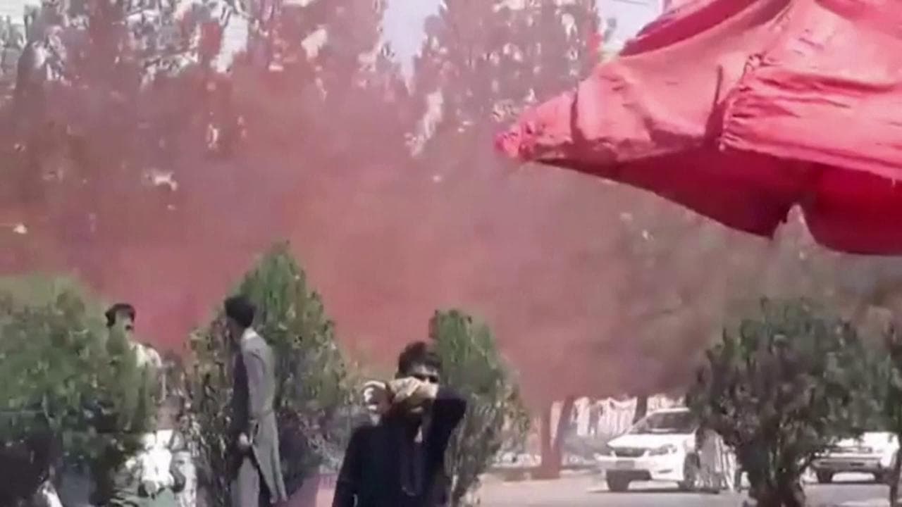 Kabul, raffiche di mitra e lacrimogeni: all'aeroporto la folla si disperde