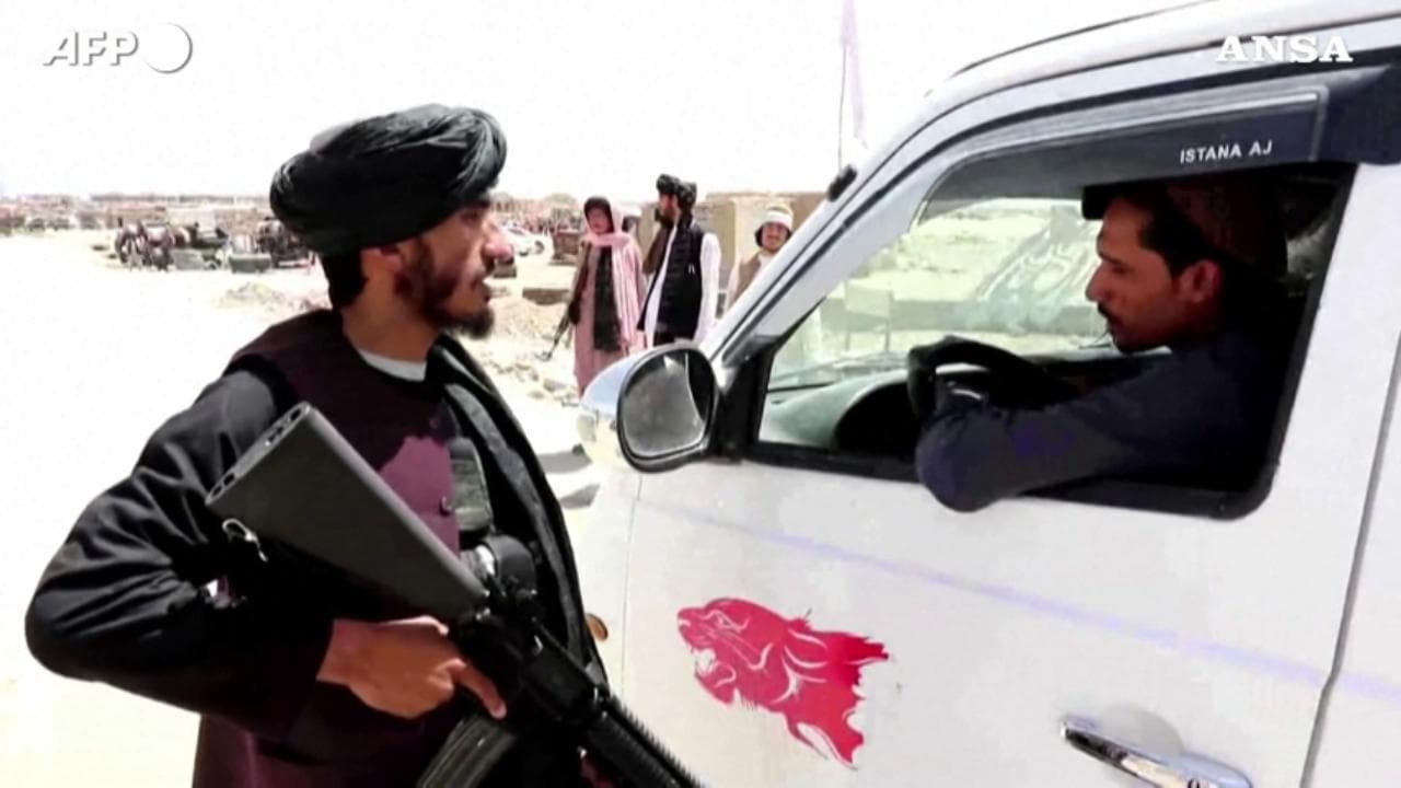 Afghanistan, talebani armati fermano i veicoli nel sud-est del Paese