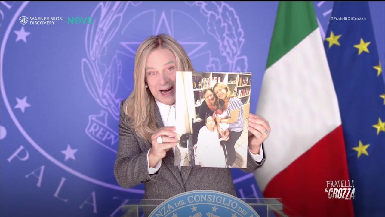 Crozza-Meloni contro Lilli Gruber: "Maestrina altoatesina, tutte sfasciafamiglie voi giornaliste"